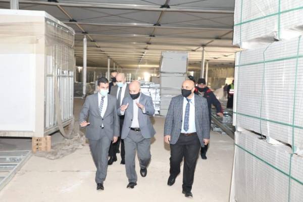 وزير المياه والري يتفقد اعمال ايصال خدمات المياه والصرف الصحي للمستشفى الميداني الذي يقام بمستشفى الامير حمزة 