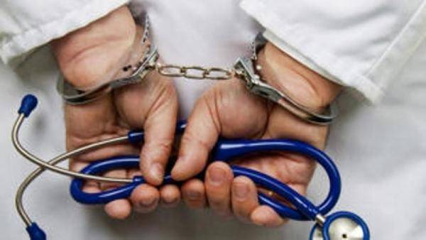 ضبط شخص يعمل طبيباً دون ترخيص