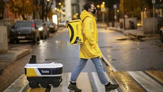 عربات آلية تبدأ توصيل وجبات المطاعم بموسكو