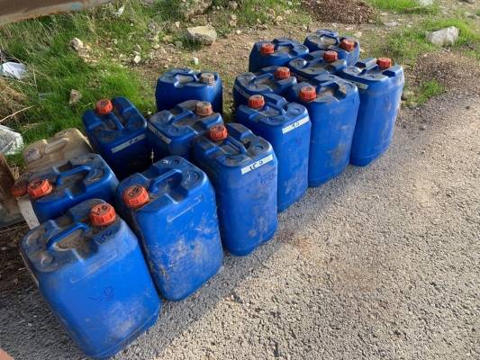 ادارة مكافحة المخدرات تضبط كمية كبيرة من مادة الايمفيتامين التي تدخل في صناعة حبوب الكبتاجون المخدرة داخل احدى المزارع في محافظة البلقاء