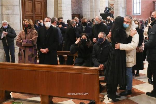 بالصور: أساطير إيطاليا يشيعون روسي لمثواه الأخير