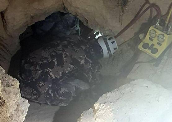 انقاذ شخص حوصر بشق صخري في عمان