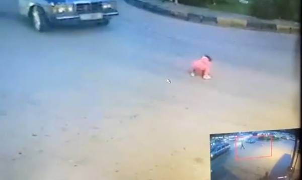 بالفيديو ...العناية الالهية تنقذ طفلة سقطت من مركبة والدها من موت محقق في اربد