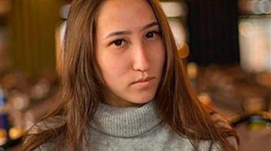 10 كلاب برية تهاجم عشرينية صورة