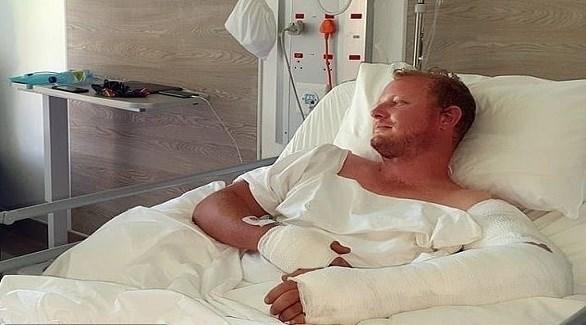 باحث يلكم أسداً حاول أكله حياً