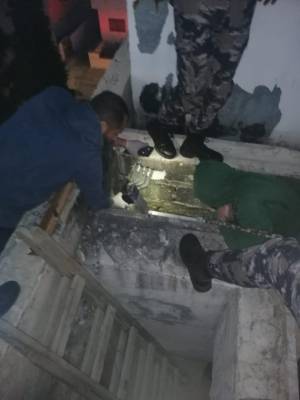 الدفاع المدني يُنقذ شخصاً سقط وحوصر داخل مدخنة