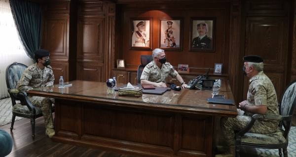 الملك وولي العهد يزوران القيادة العامة للقوات المسلحة