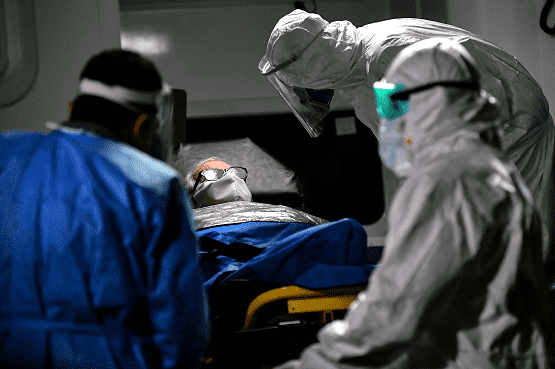 المصاب بكورونا يطلب منه التسجيل لأخذ اللقاح