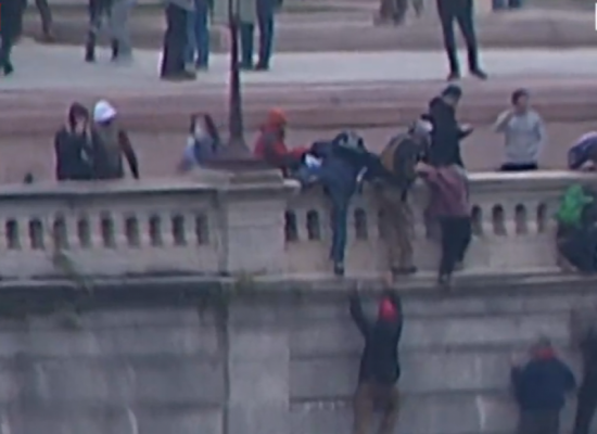 فيديو وصور.. لجنون انصار ترمب وشغب واشنطن واقتحام الكونغرس