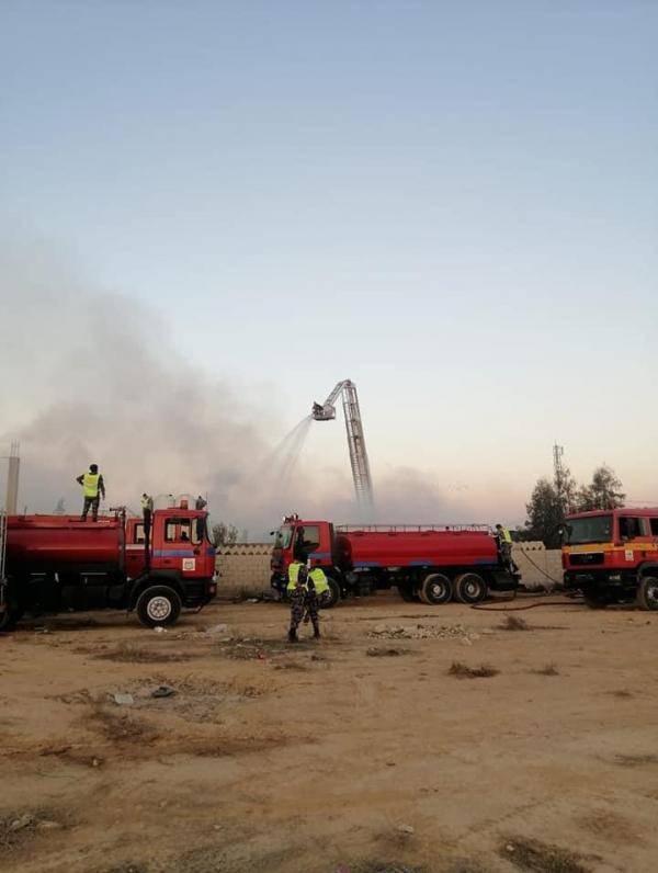 الدفاع المدني يخمد حريق بهنجر اخشاب في الزرقاء