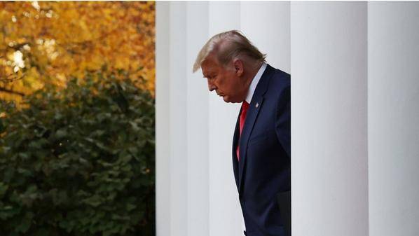 الاستقالة أو العزل .. خياران يزيدان من الضغط على ترمب!