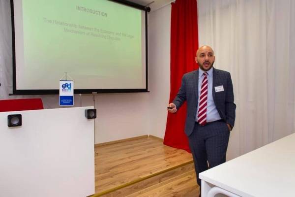 محمد الراميني يهنئ د . فاروق الشبلي بترقيته الى رتبة استاذ مشارك