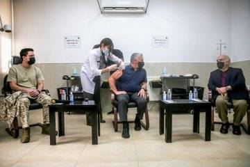 الملك والأمير الحسن وولي العهد يتلقون لقاح كورونا ..(صور)