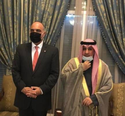 الخصاونة والديحاني يبحثان تعزيز العلاقات الثنائية