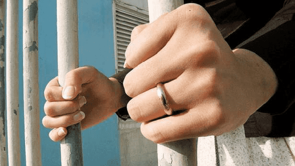 رجل يسجن زوجته لأكثر من 10 سنوات في حظيرة