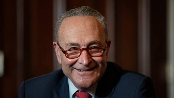 زعيم الديمقراطيين في الكونغرس الأمريكي: محاكمة ترامب ستكون سريعة لكن عادلة