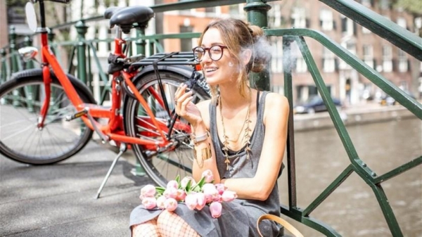 أمستردام تحظر تدخين الحشيشة على السياح