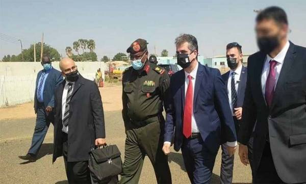 وزير المخابرات الإسرائيلي: أهديت المسؤولين السودانيين زيتا وحمضيات وأهدوني بندقية آلية أم 16