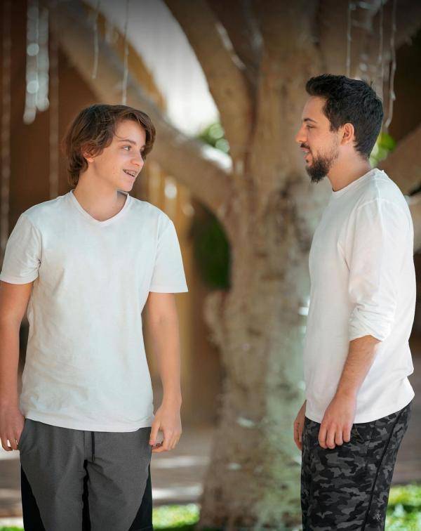 ولي العهد يهنئ الأمير هاشم بعيد ميلاده