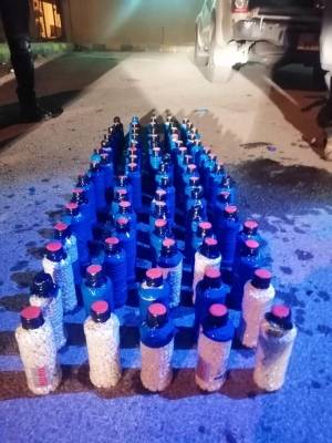 ضبط 125 ألف حبة مخدرة حاول شخص من جنسية عربية تهريبها داخل عبوات مياه لاحدى دول الجوار