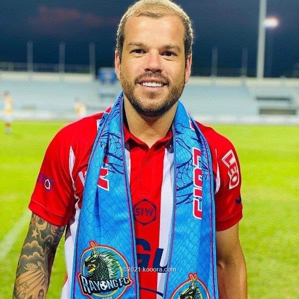 هل يحترف البرازيلي تياجو لويس في الفيصلي؟