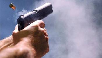 شخص يطلق النار على دورية ألقت القبض على شقيقه المطلوب