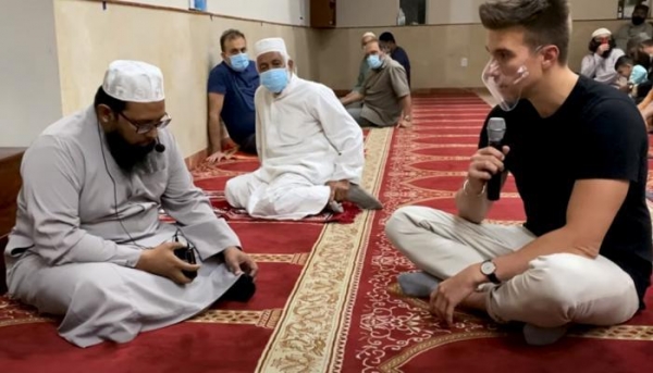 يوتيوبر شهير يُعلن إسلامه في أحد مساجد باكستان