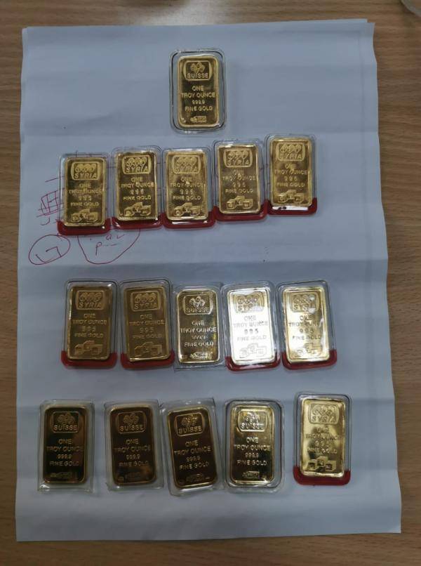 الجمارك تحبط تهريب 16 اونصة ذهب وشوكلاته