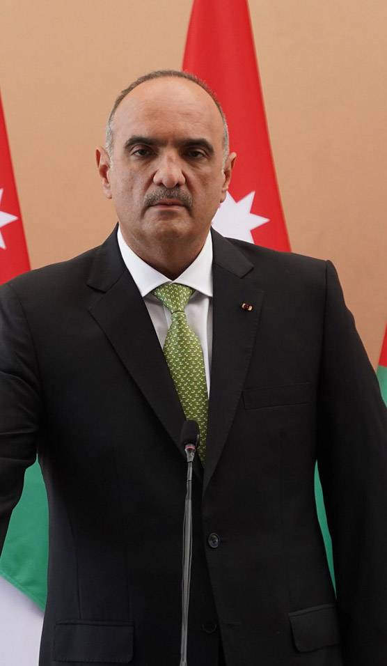 الخصاونة يعمم بالاستعانة بالحد الأدنى من الموظفين اللازمين لاستدامة العمل