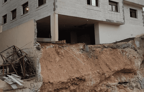 انهيار جدار وتوصية باخلاء مبنى في عمان