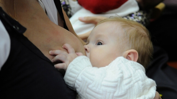 خبراء يكشفون فضل حليب الأم في مقاومة الرضع لعدوى كورونا
