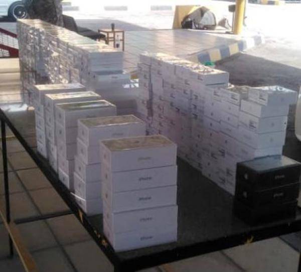 إحباط تهريب مشروبات كحولية وأجهزة خلوية واكسسواراتها