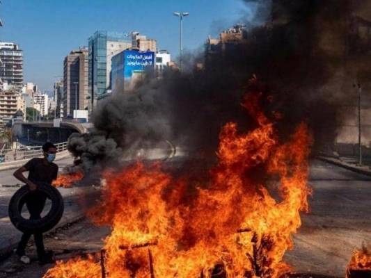 بإطارات وسواتر ترابية.. إثنين الغضب يقطع الطرقات اللبنانية
