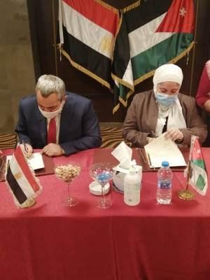 النقل : استمرار العمل بآلية دخول الشاحنات والبرادات اراضي البلدين