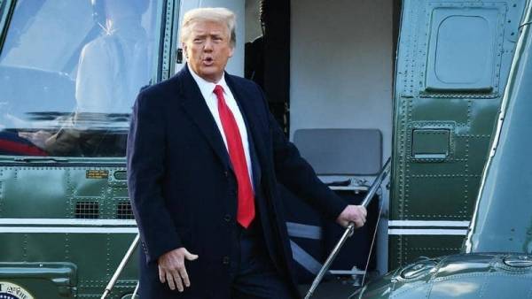 ترامب يقتحم حفلة خيرية.. ويلقي كلمة