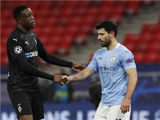 أجويرو يشكو لاعبي مانشستر سيتي