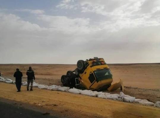 إنقلاب شاحنة على الطريق الصحراوي جراء اصطدامها بقطيع من الأغنام