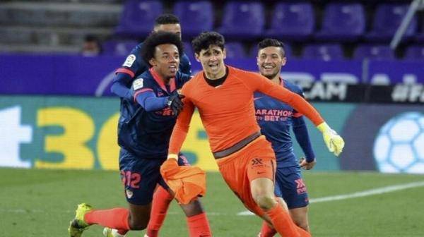 الحارس المغربي بونو يدخل تاريخ إشبيلية بعد هدفه القاتل في بلد الوليد