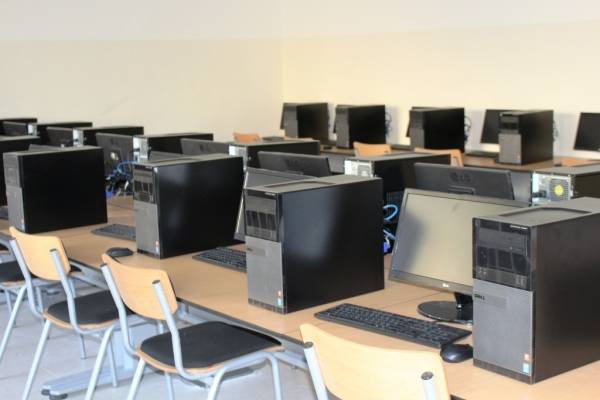 التربية: فتح مختبرات الحاسوب للطلبة يعكس حرص الوزارة على حقهم في التعليم