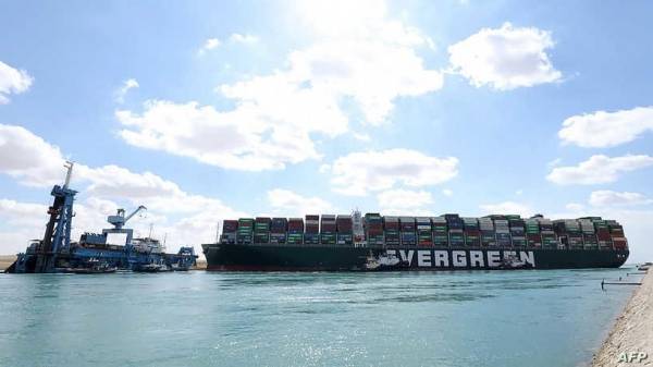 الموعد المرتقب لتعويم ناقلة قناة السويس