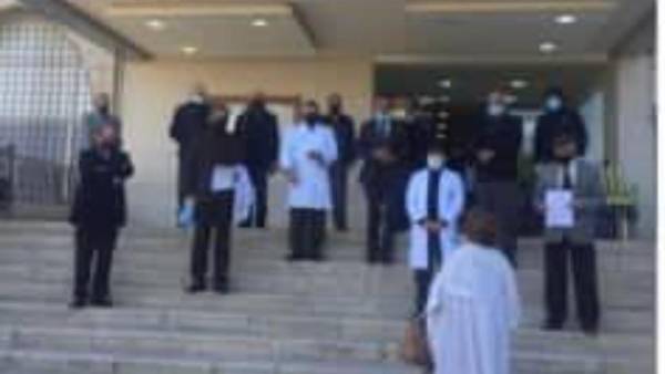 10 اطباء يشاركون باعتصام امام النقابة