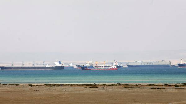 مصر: الأحوال الجوية ليست السبب الرئيسي لجنوح السفينة