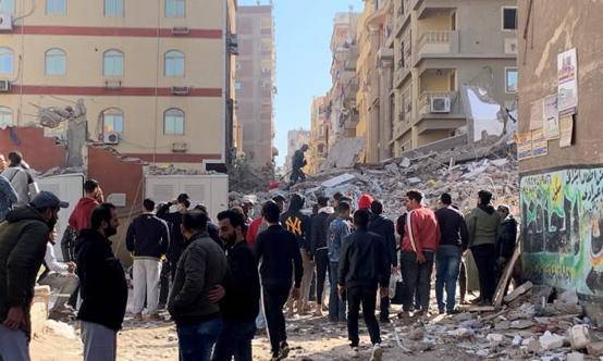ارتفاع عدد ضحايا انهيار عقار بالقاهرة إلى 18 قتيلا