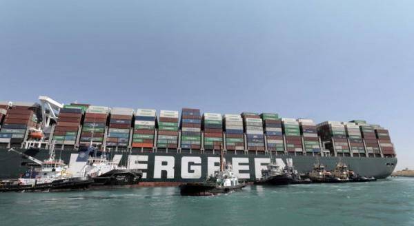 رويترز: سفينة السويس تعود إلى وضعها بعرض القناة بسبب الرياح