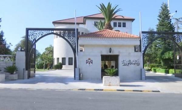 حل المجالس المحلية والبلدية والانتخابات في آب