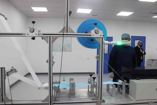 بالصور : هكذا تُصنع الكمامات في شركة العالم الاخضر لصناعة المستلزمات الطبية بمدينة السلط الصناعية