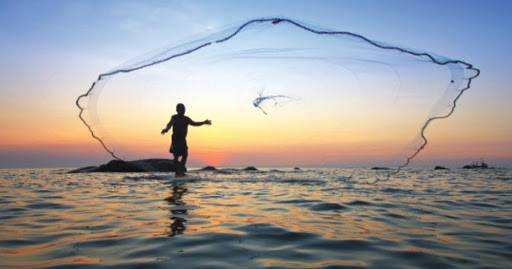 مدير عام غرفة تجارة العقبة الاسبق : نطالب بدعم الصيادين في خليج العقبة