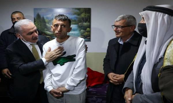 منصور الشحاتيت.. أسير فلسطيني نالت سجون إسرائيل من ذاكرته