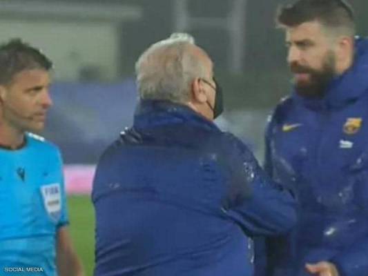 آس تكشف الحوار الساخن بين بيكيه ومودريتش وحكم الكلاسيكو