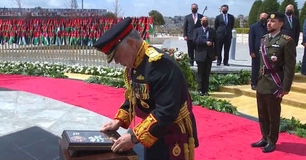 الملك ينعم بوسام المئوية على شهداء الأردن